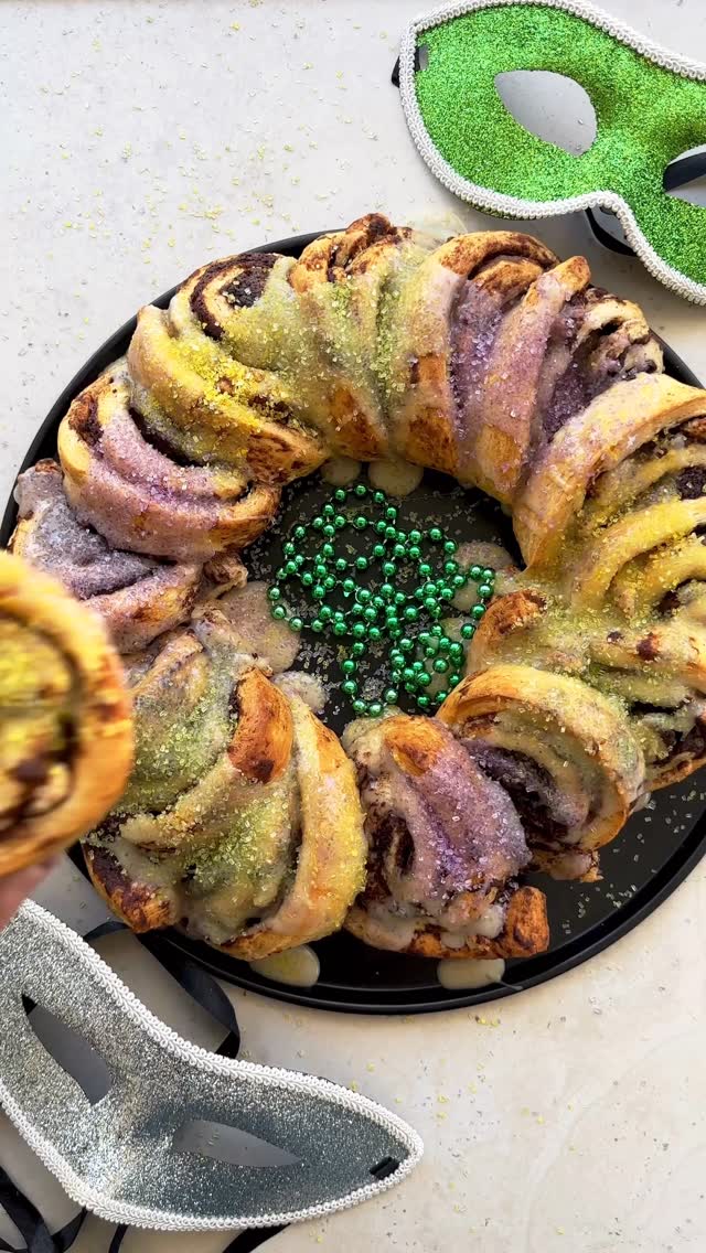 Make my easy vegan king cake! 💜💛💚

Comment RECIPE! 🎉
