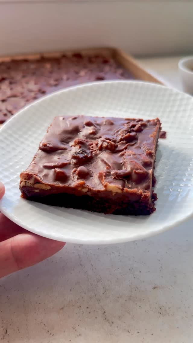NEW RECIPE! They say everything’s bigger in Texas.🌵

Holy sheet! That includes the pan, the frosting, and my love for this cake. 🤎 Fully vegan, very classic, and worth making, Texas sheet cake is amazing. 

Comment RECIPE and I’ll send it to you.