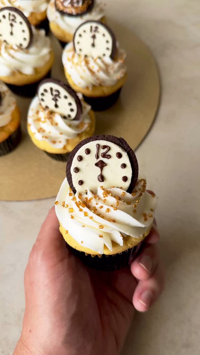 🎉 SAVE this vegan NYE dessert ⏰🧁

These cupcakes use my viral Better Boxed Vegan Cake Mix recipe with sandwich creme cookies turned into edible clocks.
You do decorate the cookies a bit, but it’s EASY and beginner-friendly ✨

Perfect for New Year’s Eve parties or to make with the kids. You can even use canned frosting! 

👉 Comment RECIPE + save for later!