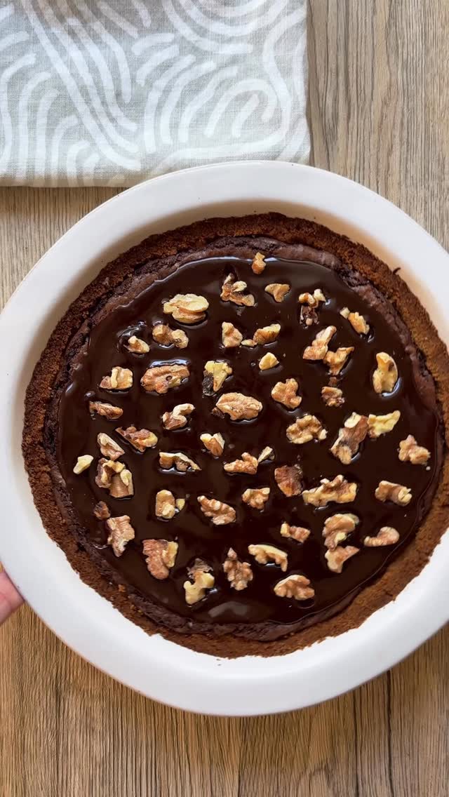 The viral Costco brownie walnut pie made vegan! 🍫🥧

This pie has been taking over socials. My local Costco isn’t even making it yet, so I did what any chocolate-loving vegan would do and made my own version at home. 

Thick graham cracker crust, fudgy vegan brownies made from my own viral better boxed brownies recipe, glossy two ingredient ganache, toasted walnuts plus I promise it’s way easier than it looks!

👉 Comment “RECIPE” and I’ll send it your way.