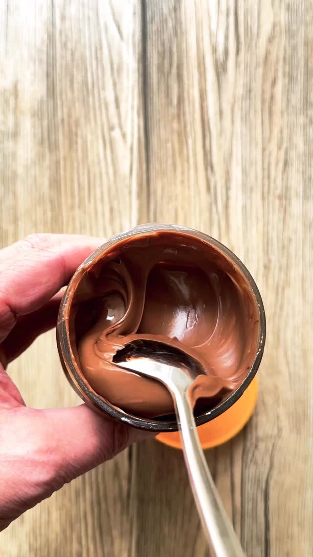 Oh shell yeah!🥜 @nutella just dropped their first plant-based spread in the USA but there’s a twist.🍫🌰

Comment LINK for my full blog post with the ingredients, where to find it, and what I thought! 🤎