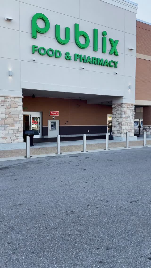 [AD] Mike & Mike’s cupcakes at Publix are $2 OFF right now! 👏

📍Bakery section find.

🆕 New look.

🧁 Vegan cupcakes.

If they’ve been on your “maybe” list, this is the time to try them. Soft texture, classic cupcake vibe in three tempting flavors.

Check your local Publix and let me know which @eatmikeandmikes cupcake you’d grab first! 🎉